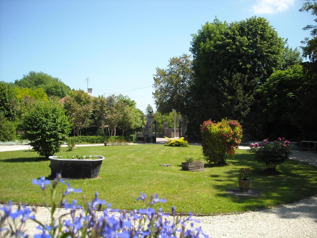 Chateau De Pougy Exteriör bild